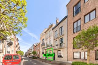 Bent u op zoek naar een woning te koop in Blankenberge met karakter en tal van mogelijkheden? Dit ruime appartement in de Sergeant de Bruynestraat biedt een uitzonderlijke kans voor wie op zoek is naar een uniek project nabij het centrum van Blankenberge. <br /><br />Met een oppervlakte van 127 m² biedt dit appartement een zee aan ruimte en potentieel. De woonst straalt een warme, licht-landelijke sfeer uit met subtiele retro invloeden. Bij het binnenkomen komt u terecht in de charmante leefruimte die naadloos overvloeit in de open keuken. De ruime badkamer zorgt samen met de drie slaapkamers voor het nodige wooncomfort. Daarnaast beschikt het appartement over een ruime, polyvalente ruimte die volledig naar eigen wens kan worden ingericht, aangevuld met een aanpalende badkamer. De ruime bergplaats met toegang tot de koer, aangevuld met een kelder, zorgen voor uitgebreide opslagmogelijkheden. Dankzij de tweede ingang biedt deze woning bovendien de mogelijkheid tot opdeling in twee woonunits.<br /><br />De ligging in de Sergeant de Bruynestraat, op wandelafstand van het centrum van Blankenberge, maakt dit een uitgelezen kans. Interesse in deze ruime woning te koop met unieke mogelijkheden? Vraag vandaag nog uw bezoek aan via Immo Francois Blankenberge. <br /><br />Woning verkopen in Blankenberge? Vraag je gratis schatting aan bij Immo Francois via iben@immofrancois.be.<br /><br />
