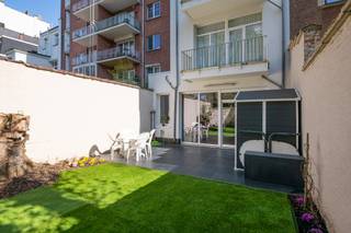 We treffen dit ruim instapklare appartement op de gelijkvloers van een charmant gebouw. Het appartement is centraal gelegen en vlakbij de...