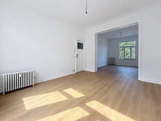 <p><strong>ETEERBEEK, Montgomery neighbourhood, on a quiet street : Spacious studio flat of ±53 m² comprising a large living area of ±40 m², an equipped kitchen, a bathroom and a balcony. Miscellaneous: gas heating, intercom, double glazing, no lift. Service charge of €100 per month for heating, water & shared areas. Energy Performance Certificate (EPC): E+ 46 kg CO₂/m²/year. </strong><br /><br /><u>On the 1st floor:</u></p>
<ul>
<ul>
<li>Living area of ±45 m²</li>
<li>Equipped kitchen (sink, induction hobs, fridge-freezer, extractor hood and oven)</li>
<li>Bathroom with toilet, double washbasin and space for a washing machine and tumble dryer</li>
</ul>
</ul>
<ul>
<ul></ul>
</ul>
<ul>
<ul></ul>
</ul>
<p>No cellar<br /><br /></p>