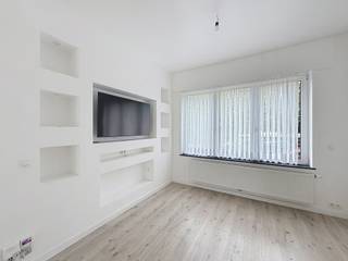 LAEKEN: Dicht bij winkels, openbaar vervoer en alle voorzieningen, prachtige woning met 4 slaapkamers van ±182 m². De indeling is als volgt: Begane grond: woonkamer van ±25 m², eetkamer met volledig uitgeruste keuken (oven, kookplaat, afzuigkap, magnetron, koelkast, vriezer en vaatwasser), toilet, terras van ±6 m² op het noordwesten met tuin van ±83 m²; Op de 1e verdieping: ouderslaapkamer van ±11 m² met kleedkamer en inbouwkasten, badkamer met douche en toilet, slaapkamer van ±9 m². Op de 2e verdieping: doucheruimte met toilet, 2 slaapkamers van ±11 m² en ±12 m²; In de kelder: inpandige garage met aangrenzende buitenparkeerplaats, kelderruimte met aansluiting voor wasmachine en waterontharder. Alle oppervlakten zijn bij benadering. Bedrijfshuurovereenkomst mogelijk. EPC: F, 56 kg/(m²/jaar). Direct beschikbaar.
