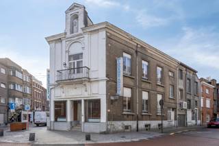 Uitstekend gelegen woon- en handelshuis met indrukwekkende gevel en tal van mogelijkheden, gelegen in de bekende Leuvensestraat te Tienen. EPC-label...