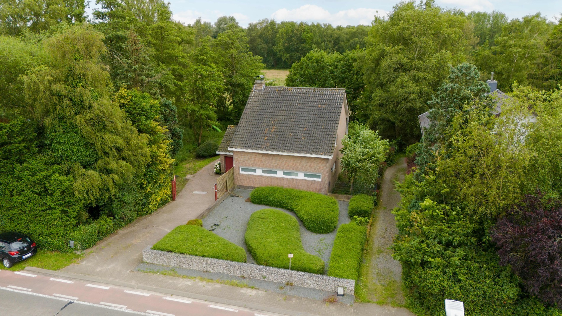 Ruime open bebouwing op prachtig perceel van 1886 m²/ 42m straatbreedte in het groen – 3 slaapkamers, garage en unieke lichtinval - foto 2