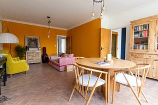 <div><div> <p>Charmant appartement op de 1ste verdieping.</p><p>Dit appartement van 95 m² bevindt zich op de eerste verdieping in een rustige straat nabij het centrum. De leefruimte op massief houten parketvloer sluit aan op een ingerichte keuken met oven, inductievuur, dampkap en koelkast met diepvries. De praktische inkomhal beschikt over veel ingemaakte kasten, naast een afzonderlijk toilet met handenwasser. Verder zijn er een ruime slaapkamer van 15 m² op parket en een tweede slaapkamer of bureau van 8 m² met toegang tot het terras. De moderne badkamer is uitgerust met een inloopdouche, wastafel en aansluitingen voor was- en droogmachine, terwijl een privatieve kelderberging extra opbergruimte biedt. Het voorschot op de algemene onkosten bedraagt € 100 per maand, inclusief verwarming en privatief waterverbruik.</p></div> </div>