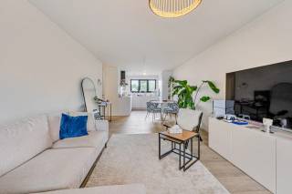 Dit super energiezuinige 2 slaapkamer appartement is gelegen in een kleine residentie.
Het appartement heeft een terras (6 m²) en is werkelijk instapklaar, maw. alles is geschilderd en er zijn her en der armaturen voorzien.<br />Het gebouw dateert van 2021 en is nog onder bouwgarantie.
Enkele troeven van dit appartement zijn: privatieve zonnepanelen, EPC A-label, een mooie keramische parket, ventilatie systeem D, etc.<br />Indeling:
inkomhal, 2 slaapkamers, badkamer (dubbele lavabo en inloopdouche), gastentoilet, wasberging, grote leefruimte met een open keuken, salon en eetplaats.
Via de eetplaats kan men op het terras.
Een privatieve afvalruimte op het gelijkvloers is inbegrepen bij dit appartement.<br />Dit gebouw staat op enkele honderden meters van UZ Jette, de ring van Brussel, etc.<br />Een interne autostaanplaats (31.500 €), een interne autostaanplaats met een grote privatieve berging (41.000 €) of een afzonderlijke garagebox met plaats voor 1,5 wagens (85.000 €) kunnen bijgekocht worden.<br />Wat men nodig heeft, vindt men in de onmiddellijke omgeving.<br />mobiscore: 8,5/10<br />Bij interesse, bel of mail met Pieterjan Windey op pw@entree.be of 0472 80 20 65