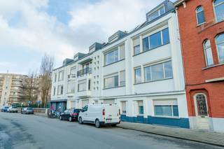 Vous recherchez une opportunité d'investissement ou un logement étudiant pour vos enfants qui font leurs études ? <br /><br />Emplacement idéal :<br />Situé au 70 Jan Delvinlaan, cet immeuble bénéficie d'un emplacement proche du centre de Gand. Les excellentes liaisons avec les transports en commun et la proximité des principaux campus en font un endroit idéal pour les étudiants. De plus, l'immeuble est situé dans un quartier avec un mobiscore de 9,3/10, les commerces sont à portée de main.<br /><br />Aménagement et équipements :<br />Le bâtiment a été entièrement rénové et comprend 36 logements étudiants<br />- Chambres avec ou sans sanitaires privés<br />- Studios<br />- Trois cuisines communes<br />- Espace de vie tendance pour se retrouver entre amis<br />- Jardin commun<br />- Grand local à vélos, idéal pour les étudiants<br />- Ascenseur<br /><br />Pourquoi investir dans ce bien ?<br />- Emplacement idéal : à quelques minutes à pied ou à vélo de plusieurs campus et du centre-ville<br />- Entièrement rénové<br />- Rendement locatif élevé : idéal comme investissement<br />- Espaces communs et privés : flexibilité pour différents groupes cibles<br />- Prêt à emménager : disponible pour la prochaine année universitaire<br />- Vente sous enregistrement<br /><br />Ce bien est parfait pour ceux qui recherchent un logement étudiant ou un investissement au cœur de Gand.<br /><br />Les surfaces utilisées sont des surfaces brutes.<br /><br />Les prix commencent à partir de 160 000 euros pour une chambre et 220 000 euros pour un studio.<br />Contactez Anthony pour plus d'informations au 0488 14 62 77.