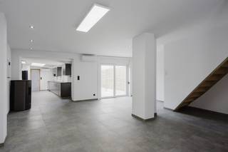 Welkom in deze <strong>recent gerenoveerde woning</strong> die werd getransformeerd naar een <strong>gezellige en instapklare woonst</strong>. <br /><br />De <strong>inkomhal</strong> verwelkomt u en brengt u verder naar de <strong>leef- en eetruimte</strong> met aansluitend de zeer <strong>ruime open keuken</strong>. De woning beschikt over een <strong>gezellig terras</strong> van <strong>ca. 35 m2</strong><br />Achteraan de woning situeert zich de <strong>nieuwe badkamer</strong> met <strong>ruime inloopdouche, lavabo + spiegelkast en toilet</strong>. <br /><br />De <strong>eerste verdieping</strong> huist <strong>2 ruime slaapkamers</strong> en via de <strong>vaste trap</strong> bereikt u de <strong>zolderkamer</strong>. De <strong>zolderkamer</strong> van <strong>ca. 40 m2</strong> kan gebruikt worden als <strong>masterbedroom</strong> maar ook als <strong>hobbykamer</strong> door zijn omvang. <br /><br /><u><strong>Alle troeven op een rijtje:</strong></u><br />•⁠  ⁠conforme elektrische keuring<br />•⁠  ⁠⁠EPC A!<br />•⁠  ⁠⁠voorgevel en achtergevel geïsoleerd en afgewerkt in spuitkurk.<br />•⁠ Warmtepomp (warmen en koelen) in iedere ruimte + warmtepompboiler<br /><br />Kortom een woning die duurzaam werd gerenoveerd en klaar is voor een nieuwe bewoner!<br />Interesse? Contacteer<br />Yorben +32 468 188 061 - <u><strong>yorben@dekeyser.immo</strong></u><br />Matthis +32 477 804 350 - <u><strong>matthis@dekeyser.immo</strong></u>