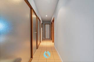 Dit appartement is rustig gelegen in een doodlopende straat nabij het centrum van Evergem, op wandel- en fietsafstand van openbaar vervoer, winkels...