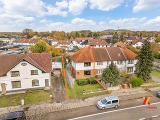 <span>Bent u op zoek naar een woning die u helemaal naar uw hand kunt zetten?<br />Ontdek dan deze authentieke halfopen bebouwing gelegen aan de Koolmijnlaan 255 in het levendige Heusden-Zolder.<br />Met een solide basis en uitbreidingsplannen die al zijn opgevraagd bij de gemeente, biedt dit pand u de kans om uw droomhuis te creëren.</span><br /><span>Interesse? Neem contact op 0460 96 70 74</span><br /><br /><span><strong>Totaalrenovatieproject:</strong> <br />Maak van deze woning met een EPC-klasse F uw eigen milieuvriendelijke thuis door middel van een grondige renovatie.</span><br /><br /><span><strong>Ruimte en Potentieel:</strong> <br />De woning beschikt over drie slaapkamers en biedt daarmee voldoende ruimte voor gezinnen.<br />Verder zijn de voorschriften opgevraagd voor zowel een uitbreiding op de gelijkvloers als op de eerste verdieping, waardoor u extra woon- of werkruimte kunt toevoegen.</span><br /><br /><span><strong>Locatie:</strong> <br />Gelegen nabij cruciale verkeersaders E313/E314 zorgt voor een snelle verbinding met omliggende steden en regio's.<br />Winkels, het bruisende centrum en scholen bevinden zich op korte afstand, wat de Koolmijnlaan tot een ideale locatie maakt.<br />De goede bereikbaarheid met openbaar vervoer maakt deze locatie compleet.</span><br /><br /><span><strong>Externe Mogelijkheden:</strong> <br />De praktische oprit naast de woning leidt tot de mogelijkheid voor het bouwen van een garage - perfect voor de doe-het-zelver of als extra opslagruimte.</span><br /><span>Dit huis is uitermate geschikt voor de creatieve verbouwer die op zoek is naar een woning met karakter en potentieel.<br />Ziet u zichzelf al zitten in deze charmante woning, omgetoverd tot een modern en comfortabel thuis? Neem dan snel contact op met 0460 96 70 74 </span><br /><span>Voor meer details over dit unieke renovatieproject en de mogelijkheden die het te bieden heeft, nodigen wij u uit voor een bezichtiging </span><br /><span>Pak deze kans en neem contact op om een afspraak te maken. Transformeer Koolmijnlaan 255 in het huis van uw dromen!</span><br />