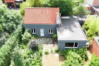 <strong>Op zoek naar een renovatieproject in het centrum van Lovendegem?</strong><br /><br />In de gezellige dorpskern van Lovendegem vinden we deze te renoveren woning met een ruim bijgebouw en 2 garageboxen, omgeven door groen en een zonnige tuin. Een eigendom met heel wat mogelijkheden.<br /><br />Het perceel is gelegen op de tweede bouwlijn.<br />De woning beschikt over een lichtrijke leefruimte, een kleine keuken, één slaapkamer en een badkamer. Daarnaast is er een ruime zolder waar u comfortabel rechtop kunt staan. Deze biedt mogelijkheden om bijvoorbeeld ingericht te worden als extra slaapkamer, hobbyruimte of bureau.<br />Mogelijkheden woning: renoveren, uitbreiden of nieuwbouw.<br /><br />De zaal, die vroeger dienst deed als bioscoop en café, vormt een bijzonder onderdeel van deze eigendom. De ruimte beschikt over een grote zaal met daarnaast nog een kleinere zaal. Op de bovenverdieping bevinden zich de sanitaire voorzieningen. Dankzij de aanwezige zolderruimte boven de zaal zijn er nog heel wat mogelijkheden om deze ruimte verder naar eigen wens in te vullen. De zaal kan gebruikt worden als werkplaats, opslagruimte, praktijkruimte, zelfstandige activiteit enz.<br /><br />De toegang tot het perceel verloopt via een erfdienstbaarheid langs de voorzijde van het café.<br /><br /><br /><strong>Voor meer info of een bezoek bel 0478 17 20 73 of mail shania@ocvastgoed.be</strong><br /><br /><br /><u>Technische gegevens woning: </u><br /><br />- EPC 667 kWh/(m2jaar), Energielabel F<br />- Perceeloppervlakte: 636 m2<br />- Stedenbouwkundige inlichtingen in aanvraag 13/07/2026<br />- Geen voorkooprecht<br />- Asbestattest: niet asbestveilig, 3 asbestmaterialen<br />- Geen overstromingsgevoelig gebied, P-score A, G-score A<br />- Bruikbare bruto vloeroppervlakte volgens het EPC: 112 m²<br /><br /><br /><u>Technische gegevens zaal: </u><br /><br />- Energielabel F <br />- Perceeloppervlakte: 156 m2<br />- Stedenbouwkundige inlichtingen in aanvraag 13/07/2026<br />- Geen voorkooprecht<br />- Asbestattest: niet asbestveilig, 3 asbestmaterialen<br />- Geen overstromingsgevoelig gebied, P-score A, G-score A<br />- Bruikbare bruto vloeroppervlakte volgens het EPC: 198 m²<br /><br /><br /><br /> 