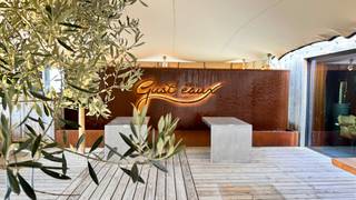 Unieke eigendom met ontwikkelingspotentieel te koop aan de oevers van de Leie in Kuurne.Bent u een investeerder, ondernemer of projectontwikkelaar met visie? Dan is dit perceel met een oppervlakte van ca. 5.829 m² op een absolute toplocatie de buitenkans waar u op wachtte.Gelegen aan de oevers van de Leie, biedt dit perceel mogelijkheden voor een multifunctionele ontwikkeling.De site wordt momenteel uitgebaat als een zeer goed draaiende horecazaak. De combinatie van een toplocatie, een zonnig terras en een ruime privéparking maken van deze eigendom iets unieks. Bovendien laat de flexibele bestemming een unieke mix van functies toe zoals daar zijn: - Horeca en Handel: ruimte voor het verder uitbaten van een horecazaak.- Kantoren: De toelating van twee bouwlagen maakt het perfect mogelijk om het handelsgedeelte te combineren en uit te breiden met een bijgebouw als woonst of kantoor.- Recreatie, sport en gemeenschapsvoorzieningen.Bent u op zoek naar bedrijfsvastgoed te koop in Kuurne? Contacteer ons voor meer informatie of een bezoek ter plaatse op het nummer 056 21 11 11.De eigendom wordt aangeboden via de Power-sale formule. Van 07/04/2026 om 09:00 tot 31/05/2026 om 18:00 kan u het eigendom op afspraak komen bezichtigen en een bod uitbrengen. De vermelde prijs is een instelprijs. Voor meer info, gelieve contact op te nemen met de dossierverantwoordelijke.Bestuursmaatregelen in het maatregelenregister: in aanvraag