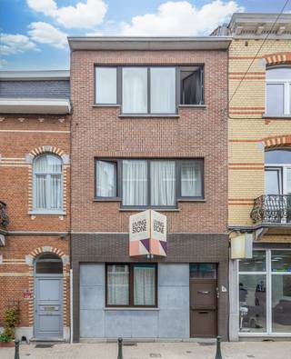 <p>Op een gunstige locatie in Sint-Agatha-Berchem bevindt zich dit gebouw met twee afzonderlijke woongelegenheden. Het gelijkvloers omvat een appartement met één slaapkamer en terras. Op de eerste en tweede verdieping bevindt zich een ruime duplex met drie slaapkamers.</p><p> </p><p>Via de inkom komt u in het gelijkvloers appartement, dat bestaat uit een leefruimte met open, ingerichte keuken. Aansluitend bevindt zich de badkamer, gevolgd door de slaapkamer. Vanuit de leefruimte is er toegang tot het terras, dat aansluit op de woonruimte en zorgt voor een aangename buitenruimte.</p><p> </p><p>De duplex is verdeeld over de eerste en tweede verdieping. Via de inkomhal komt u in de leefruimte met open, ingerichte keuken. De leefruimte biedt plaats voor een zithoek en eethoek en vormt samen met de keuken de centrale leefruimte van de duplex. Op deze verdieping bevindt zich eveneens de badkamer, uitgerust met een dubbele wastafel en douche. Er is hier ook een aansluiting voor een wasmachine voorzien.</p><p> </p><p>De tweede verdieping omvat drie ruime slaapkamers. Dankzij de indeling over twee verdiepingen is er een duidelijke scheiding tussen de leefruimtes en het slaapgedeelte.</p><p> </p><p>De duplex is momenteel verhuurd en beschikt hierdoor over een bestaande huuropbrengst. De twee afzonderlijke woongelegenheden bieden verschillende mogelijkheden, zoals een combinatie van eigen bewoning en verhuur of het aanhouden van beide entiteiten als investering.</p><p> </p><p><strong>EPC gelijkvloers: 617 kWh/m²/jaar – label G</strong><br /><strong>EPC duplex: 304 kWh/m²/jaar – label F</strong></p>