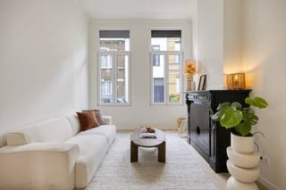 Meer info, plannen en documenten: www.bellesvastgoed.be/te-koop/deurne-plankenbergstraat-74<br /><br />Deze karaktervolle woning met 4 slaapkamers en zuidgerichte tuin bevindt zich op een uitstekende locatie vlak bij het Provinciaal Groendomein Rivierenhof in Deurne. Winkels, horeca, scholen, openbaar vervoer en belangrijke invalswegen bevinden zich allemaal binnen handbereik. Ook het centrum van Antwerpen bereik je in amper een kwartiertje met de fiets.<br /><br />De woning werd in 2026 volledig gerenoveerd, met aandacht voor hedendaags comfort en energiezuinigheid. Zo werd onder meer een nieuwe keuken en badkamer geplaatst, zijn de nieuwe ramen voorzien van hoogrendementsglas, werd zowat de volledige gebouwschil geïsoleerd en een warmtepomp (lucht/water) geïnstalleerd. Dit alles met een uitstekend EPC A tot gevolg.<br /><br />We betreden de woning via de statige inkomhal met gastentoilet. De leefruimte geniet dankzij de grote raampartijen en het extra hoge plafond van een aangename lichtinval en een ruimtelijk gevoel. Aansluitend bevindt zich de eetruimte, die naadloos overgaat in de ruime open keuken. Deze is uitgerust met verschillende ingebouwde toestellen, waaronder een oven, vaatwasser, inductiekookplaat, koelkast en vriezer. Vanuit de keuken heb je een mooi zicht op de zuidgerichte tuin.<br /><br />De onderhoudsvriendelijke tuin beschikt over een aangenaam terras en vormt dankzij de zuidelijke oriëntatie een heerlijke plek om van het buitenleven te genieten.<br /><br />Op de tussenverdieping bevindt zich de volledig vernieuwde badkamer, uitgerust met een ligbad, inloopdouche, wastafel en aansluiting voor de wasmachine. Daarnaast is er een apart toilet.<br /><br />Op de eerste verdieping bevinden zich 2 ruime slaapkamers van ca. 17 m² en 13,5 m². De tweede verdieping biedt nog 2 slaapkamers met dezelfde afmetingen. Boven deze verdieping bevindt zich bovendien nog een praktische bergzolder. De woning beschikt daarnaast over een kelder die zich onder bijna de volledige woning uitstrekt, ideaal als extra bergruimte.<br /><br />Tot binnenkort!