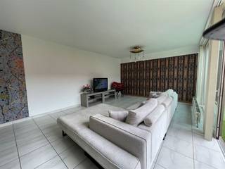 <p><span>Mooi en rustig gelegen moderne woning aan een stadspark met in de buurt winkels, scholen en op wandelafstand van het centrum van Kortrijk.  Inkom, ruime living, open keuken, grote binnentuin met tuinhuis en uitgang op de zijkant, wasplaats, ruime garage met extra douche en toilet, toilet, berging, 3 slaapkamers en nieuwe badkamer.  De volledige woning is voorzien van opbergkasten.   Regenwaterput.  Bouwjaar 2001.  Epc 251 kWh/m² uc 3219479-RES-1.  Voor info of bezoek, bel 056.21.58.00 of www.immo-lvb.be. </span></p>