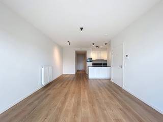 RÉSIDENCE ASSISTÉE<br /><br />SITUATION<br />Cette résidence assistée fait partie du site de l'Institut Moderne, situé au milieu d'un parc aménagé. Le site est très calme, à quelques pas de la gare de Gand-Saint-Pierre et à proximité de divers commerces.<br />Cet appartement de 2 chambres offre une assistance à domicile et une aide professionnelle. Les espaces communs, tels que la cafétéria, la salle de réunion et le parc, renforcent le sentiment de communauté.<br /><br />AGENCEMENT<br />L'appartement est situé au 2e étage et comprend un espace de vie avec cuisine ouverte entièrement équipée, un débarras/buanderie pratique, des toilettes séparées, 2 chambres et une salle de bains avec douche à l'italienne, 2e toilettes et double lavabo. Les grandes baies vitrées du salon donnent accès à une terrasse spacieuse avec une vue magnifique sur le parc. De plus, cette propriété dispose d'un débarras au sous-sol et d'une place de parking privée.<br /><br />L'appartement est entièrement accessible en fauteuil roulant.<br /><br />INFORMATIONS COMPLÉMENTAIRES :<br />Prix journalier : 36,50 € / jour<br />Provision pour les charges communes : 140 € / mois<br />Disponibilité : immédiate<br />Pack de services de base comprenant : assistant à domicile, wifi, bouton d'urgence pour une prise en charge 24h/24 en cas de crise, organisation de soins d'urgence et de transition<br />Divers services supplémentaires (payants) sont proposés, tels que service de courses, aide ménagère, soins corporels, service de bricolage, etc.<br /><br />Pour plus d'informations ou pour une visite :<br />Stéphanie Eeckhout – 0472 13 28 79