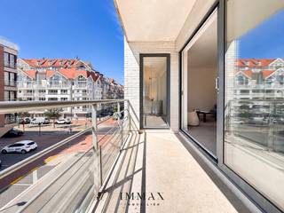 Dit volledig gerenoveerde appartement geniet van een uiterst centrale ligging nabij het centrum en het Zegemeer in Knokke en onderscheidt zich door zijn verfijnde afwerking, hoogwaardige materialen en doordacht maatwerk.<br /><br />De lichtrijke leefruimte sluit naadloos aan op de volledig uitgeruste keuken en biedt toegang tot een ruim zonneterras. Verder beschikt het appartement over twee volwaardige slaapkamers, een stijlvolle badkamer, een praktische wasplaats met aansluitingen voor wasmachine en droogkast en een apart gastentoilet.<br /><br />Alle maatkasten en binnendeuren zijn uitgevoerd in elegant essenfineer. Dankzij maatwerk in elke ruimte geniet u van uitzonderlijk veel opbergruimte. Het domoticasysteem voor verlichting en verwarming is bovendien eenvoudig te bedienen via uw smartphone.<br /><br />Extra troeven zijn de twee privatieve kelderbergingen, een gemeenschappelijke fietsenberging en de mogelijkheid tot aankoop van een ondergrondse dubbele parkeerplaats geschikt voor twee wagens.<br />Stedenbouwkundig uittreksel en maatregelenregister in aanvraag.<br /><br />Aarzel niet om ons te contacteren voor meer info: tel. : 050 62 44 14 of via knokke@immax.be