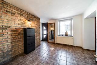 <p><span>WE Invest Sud Luxembourg biedt deze charmante halfopen woning aan, ideaal gelegen in Aubange, vlak bij de Luxemburgse en Franse grens en dicht bij alle voorzieningen. Deze woning biedt een praktische en aangename leefomgeving voor een gezin.</span></p>
<p><span>Bij het binnenkomen ontdekt u een ruime en lichtrijke inkomhal die leidt naar een gezellige leefruimte bestaande uit een lichte woonkamer en eetkamer. De aangrenzende, volledig vernieuwde keuken is functioneel ingericht en voorzien van een centraal kookeiland, ideaal voor gezellige momenten.</span></p>
<p><span>Op het gelijkvloers bevinden zich eveneens een gastentoilet, een wasruimte en een garage voor één wagen. Dankzij de mezzanine met hoge plafonds biedt deze garage extra mogelijkheden.</span></p>
<p><span>Vanuit de keuken geniet u van een open zicht op de volledig omheinde tuin met zuidgerichte oriëntatie en het aangename terras, perfect om van zonnige dagen te genieten.</span></p>
<p><span>Op de eerste verdieping geeft de nachthal toegang tot drie ruime slaapkamers en een douchekamer met douche, toilet en lavabo.</span></p>
<p><span>De zolderverdieping biedt bijkomende bergruimte, ideaal voor dagelijks gebruik.</span></p>
<p><span>Technische kenmerken: driedubbele beglazing, elektrische rolluiken aan de achterzijde, conforme elektriciteit tot 2045, centrale verwarming op mazout met VIESSMANN-ketel van 2014, KI: €889, EPC: E.</span></p>
<p><span>Voor meer informatie of een bezoek:</span><br /><span>📞 +32 (0)63 33 00 69</span><br /><span>📧 </span><span>sud.luxembourg@weinvest.be</span></p>