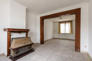 Deze te renoveren woning langs de Raverschootstraat te Eeklo biedt een uitstekende kans voor wie op zoek is naar een betaalbare gezinswoning die...