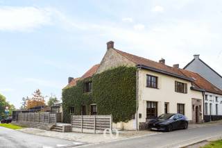 SCHRIJF JE IN VOOR HET EERSTE BEZOEKMOMENT VAN VRIJDAG 6 NOVEMBER VIA ONZE WEBSITE!<br /><br />Deze halfopen bebouwing, gelegen in de Molenhoekstraat 54 te Brakel, is misschien wel jouw nieuwe thuis! Je komt binnen in een lichtrijke leefruimte waar je aangenaam kan vertoeven. Aansluitend vind je de uitgeruste keuken en de veranda, ideaal om gezellig te genieten.<br /><br />Op de verdieping bevinden zich twee slaapkamers en de badkamer. Ook buiten heeft deze woning heel wat te bieden! De zuidgerichte tuin met terras vormt de ideale plek om volop te genieten van zonnige dagen en gezellige momenten in de buitenlucht.<br /><br />INDELING<br /><br />De woning omvat een lichtrijke leefruimte, een uitgeruste keuken, een veranda, twee slaapkamers en een badkamer. Buiten geniet je van een zuidgerichte tuin met terras.<br /><br />TROEVEN<br /><br />- Halfopen bebouwing<br />- Lichtrijke leefruimte<br />- Uitgeruste keuken<br />- Veranda<br />- Twee slaapkamers<br />- Zuidgerichte tuin met terras<br />- Gelegen in Brakel<br /><br />Ben jij benieuwd naar deze woning? Aarzel dan zeker niet en contacteer ons vandaag nog om een bezoek in te plannen!