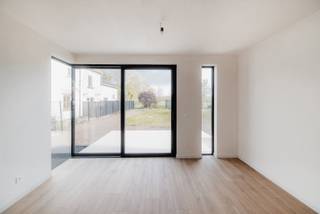 <p>Gelegen in de Eendebroekstraat biedt deze woning een ideale combinatie van rust en bereikbaarheid. In de nabije omgeving vindt u winkels, scholen en belangrijke invalswegen, waardoor u geniet van optimaal wooncomfort.<br /><br />Deze hedendaagse nieuwbouwwoning wordt gekenmerkt door een doordachte indeling, veel natuurlijke lichtinvallen en een hoogwaardige afwerking. <br />De woning werd recent volledig geschilderd en is instapklaar. <br />Bovendien heeft u nog inspraak in de verdere afwerking en indeling, zodat u de woning volledig naar uw eigen smaak en noden kunt personaliseren.<br /><br />U betreedt de woning via een zij-ingang. Eenmaal binnen bevindt zich aan de linkerzijde de ruime, moderne open keuken, die geniet van een aangenaam uitzicht op de tuin. Aan de rechterzijde bevindt zich de lichtrijke leefruimte, die samen met de keuken het hart van de woning vormt.<br /><br />Op de verdieping bevinden zich drie volwaardige slaapkamers en een stijlvolle badkamer met inloopdouche. <br />Buiten geniet u van een onderhoudsvriendelijke tuin met terras.<br /><br />Troeven:<br />• Veel natuurlijke lichtinval<br />• Pas geschilderd en instapklaar<br />• Mogelijkheid tot eigen indelingskeuzes<br />• Ruime, moderne keuken<br />• 3 slaapkamers<br />• Badkamer met inloopdouche<br />• Zonnepanelen voor energiezuinig wonen<br />• Laadpaal voor elektrische wagen<br />• Rustige ligging met goede bereikbaarheid<br /><br />Interesse? Aarzel niet en contacteer BVM Vastgoed op 016 23 21 45 of via info@bvm-vastgoed.be.</p>