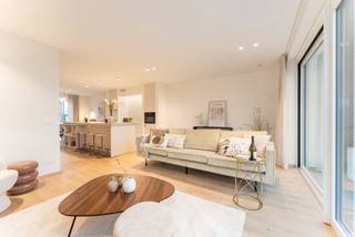 Deze gesloten nieuwbouwwoning met 4 slaapkamers is de inspiratiewoning van 't Cleygoed. Ze werd volledig afgewerkt en ingericht om je een realistisch beeld te geven van de ruimte, indeling en afwerkingsmogelijkheden binnen het project. De inspiratiewoning is momenteel niet te koop.
Benieuwd hoe het voelt om hier binnen te stappen? Kom vrijblijvend langs tijdens één van de opendeurmomenten en ontdek de woning in alle rust. Liever een persoonlijke rondleiding? Neem contact op met nieuwbouwadviseur Kristof voor een afspraak.