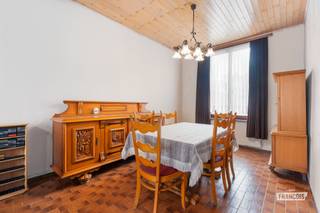 In de Schapenstraat 21 te Oostende bevindt zich deze te renoveren rijwoning met een bewoonbare oppervlakte van 148 m². Dankzij haar centrale en strategische ligging vormt deze eigendom een uitstekende opportuniteit voor wie op zoek is naar een renovatieproject met tal van mogelijkheden. ✨<br /><br />Via de inkomhal betreedt u de woning, die op het gelijkvloers beschikt over een gastentoilet, een ruime woonkamer, een keuken en een badkamer. Dankzij de praktische indeling biedt deze verdieping een uitstekende basis om volledig naar eigen smaak en woonwensen in te richten. 🛋️🍽️<br /><br />Op de eerste verdieping bevinden zich twee volwaardige slaapkamers, terwijl de tweede verdieping nog eens twee extra slaapkamers en een zolderberging omvat. Met in totaal vier slaapkamers biedt deze woning meer dan voldoende ruimte voor een gezin of voor wie extra kamers wenst in te richten als bureau, hobbyruimte of dressing. 🛏️<br /><br />Een bijkomende troef is de mogelijkheid om een garagebox aan te kopen in de residentie recht tegenover de woning. In deze buurt, waar parkeergelegenheid een absolute meerwaarde is, vormt dit een interessante extra optie. 🚗<br /><br />Dankzij de centrale ligging bevinden winkels, scholen, openbaar vervoer en belangrijke invalswegen zich binnen handbereik. Dit maakt de woning niet alleen interessant voor eigen bewoning, maar ook als investering.<br /><br />Kortom, een woning met een stevige basis, een ruime bewoonbare oppervlakte en bijzonder veel potentieel. De ideale kans voor wie op zoek is naar een renovatieproject op een uitstekende locatie in Oostende. 🌟<br /><br />