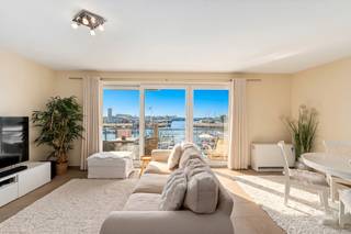 Ontdek dit uitstekend onderhouden appartement op de derde verdieping met een prachtig frontaal uitzicht op de jachthaven. Dankzij de zuidwestelijke oriëntatie en de twee terrassen geniet u de hele dag van de zon.
Via de inkomhal komt u in de lichtrijke leefruimte met open keuken, die voorzien is van alle comfort. Vanuit zowel de leefruimte als de keuken geniet u van het mooie uitzicht op de jachthaven en de voorbijvarende bootjes. Het ruime, zuidwestgerichte terras vormt de ideale plek om heerlijk te ontspannen in de zon.
De nachthal geeft toegang tot twee ruime, volwaardige slaapkamers, een badkamer met dubbele lavabo en ligbad, een apart toilet en een praktische berging met aansluitingen voor een wasmachine en droogkast. Vanuit één van de slaapkamers heeft u rechtstreeks toegang tot het tweede terras, waar u 's morgens kunt genieten van de eerste zonnestralen en een rustig ontbijt.
De verwarmingsinstallaties werden recent vernieuwd en in het gebouw is een vlot bereikbare gemeenschappelijke fietsenberging aanwezig. De combinatie van de uitstekende ligging, de twee terrassen en het unieke uitzicht maakt van dit appartement een ideale woonst of tweede verblijf. Ben jij op zoek naar een appartement met een fantastisch zicht? Contacteer makelaar Stéphanie 0472 77 86 60 of stephanie@keyimmo.be voor een bezoek.