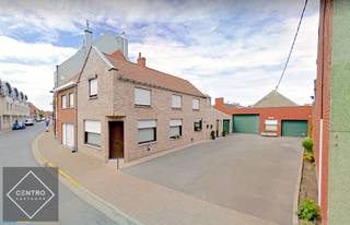 <span><strong><u>Benaderende OPPERVLAKTEN:</u></strong><br /><strong><em>Constructie - bebouwde oppervlakten: </em></strong>±105m<sup>2</sup> (inclusief garage)<br /><em><strong>Grondoppervlakte: </strong></em></span><br /><br /><span><strong><u>INDELING</u></strong><u>:</u></span><br /><span><strong><em>Gelijkvloers (105m<sup>2</sup>)</em></strong>: Inkomhal - rechthoekige leefruimte met gaskachel - keuken</span><span> - wasplaats met toilet - douchekamer - garagebox.</span><br /><span><strong><em>Eerste verdieping (60m<sup>2</sup>)</em></strong>: Nachthal - 3 slaapkamers</span><br /><u>Algemene staat</u>: normaal! Nieuwe ramen met dubbele beglazing!!<br /><u>Potentiële huuropbrengst</u>: € 650,-/maand<br /><br /><span><strong><u>BESTEMMINGSMOGELIJKHEDEN:</u></strong></span><br /><span>Volgens het gewestplan volledige gelegen in <strong>woongebied</strong>: b</span>estemd voor wonen, alsmede voor handel, dienstverlening, ambacht en kleinbedrijf voor zover deze taken van bedrijf om redenen van goede ruimtelijke ordening niet in een daartoe aangewezen gebied moeten worden afgezonderd, voor groene ruimten, voor sociaal-culturele inrichtingen, voor openbare nutsvoorzieningen, voor toeristische voorzieningen, voor agrarische bedrijven. <br /><br /><span><strong><u>NUTSVOORZIENINGEN</u></strong><u>:</u><br />Stadswater, CV op aardgas, elektriciteit</span><span>, telefonie/internet (wifi)/distributie, riolering/septiek.</span><br /><br /><span><strong><u>LIGGING:</u></strong></span><br /><span>Centrale ligging: op wandelafstand van winkels, scholen, bakkerij/slagerij, apotheek, bowling, snookerzaal, kinderdagverblijf, ziekenhuis (AZ Delta Rembert), ...</span><br /><span>Openbaar vervoer: op 2 minuten van een bushalte</span><br /><span>Vlotte ontsluiting naar kust en binnenland via </span><span>autosnelwegen (E40/E403)</span><br /><br /><span><u>* Bijzonderheden</u></span><br />- De koer is belast met een erfdienstbaarheid (recht van doorgang naar het magazijn).<br />- Onze referentie op<strong> </strong><strong>www.centro.be</strong>: <strong>Q0616-W </strong>of contacteer ons via <strong>050700102</strong><strong>.</strong><br /><br /><span><strong>Wilt u ook weten hoeveel uw woning waard is?</strong></span><br />Contacteer ons vrijblijvend voor een marktconforme waardebepaling van uw pand.