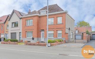 BURST - Deze te renoveren woning met bijgebouwen biedt u heel wat mogelijkheden. Alle voorzieningen zoals supermarkten, scholen, winkels,...