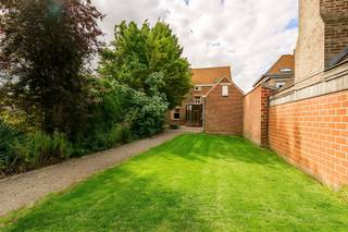 Deze charmante villa uit de jaren ’30 ademt klasse, authenticiteit en stijl. Met een royaal bewoonbaar oppervlak van 278 m² op een perceel van...