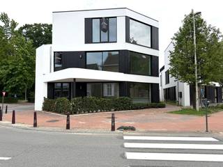 Sommige plekken voelen meteen juist. Niet te groot, niet te klein. Gewoon precies wat je vandaag nodig hebt.<br />Op wandelafstand van het centrum van Zandhoven en met een vlotte verbinding naar de belangrijkste invalswegen, wacht dit stijlvolle nieuwbouwappartement op iemand die houdt van comfort, licht en zorgeloos wonen.<br />De lichtrijke leefruimte met volledig uitgeruste open keuken vormt het hart van dit appartement. Dankzij de grote raampartijen stroomt het daglicht rijkelijk binnen en vloeien binnen en buiten moeiteloos in elkaar over. Het overdekte terras nodigt uit om elk seizoen te genieten.<br />Verder beschikt het appartement over een gezellige slaapkamer, een badkamer met ruime inloopdouche en wastafelmeubel, een afzonderlijk gastentoilet en een praktische berging voor wasmachine en droogkast. Dankzij de warmtepomp met vloerverwarming en het ventilatiesysteem geniet je bovendien van hedendaags wooncomfort en een aangenaam binnenklimaat.<br />Perfect voor een startend koppel, als stijlvolle pied-à-terre of voor wie bewust kiest voor comfortabel wonen zonder compromissen.<br />Extra troeven? Dit appartement wordt volledig geschilderd opgeleverd, voorzien van verlichting en wordt afgewerkt met gordijnenrails, zodat je hier quasi meteen kan landen.<br />Ondergronds beschik je over een private staanplaats P2 en een kelderberging B14 die je met de trap of lift kan bereiken, terwijl ook een gemeenschappelijke fietsenberging voorzien is.<br />Gem. kosten: € 75,-/m - Verwacht E-peil: 19 - Beschikbaar per 1/08/2026