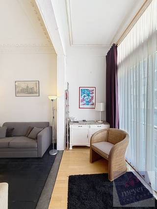 Welkom aan zee, welkom thuis.<br /><br />In de Onze-Lieve-Vrouwstraat, op wandelafstand van het strand, de zeedijk en het levendige centrum van Blankenberge, vind je deze charmante en instapklare studio. Een ideale plek voor wie houdt van het kustleven — ontspannen, sfeervol en met alles binnen handbereik.<br /><br />Bij binnenkomst kom je in de lichte leefruimte met kitchenette, waar grote ramen zorgen voor een aangename lichtinval. Vanuit hier heb je toegang tot het balkon, een fijne plek om even tot rust te komen met zicht op het stadsleven en de zeelucht in de verte.<br /><br />De aparte badkamer is uitgerust met douche en toilet, en er is bovendien extra bergruimte voorzien — praktisch voor wie graag alles netjes georganiseerd houdt.<br /><br />Met een EPC-label D is dit appartement energiezuiniger dan vele vergelijkbare panden in de buurt, wat een extra troef vormt voor wie slim wil investeren.<br /><br />Of je nu op zoek bent naar een tweede verblijf aan zee, een slimme investering of een compacte woonst met karakter — deze studio combineert comfort, ligging en uitstraling tot een geheel dat meteen goed aanvoelt.<br /><br /><strong>📞 Meer weten?</strong><br />Contacteer Meyers Vastgoed voor een bezoek en ontdek zelf hoe fijn wonen aan zee kan zijn.