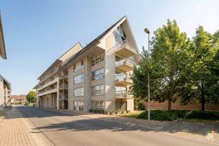 Élégant appartement duplex à vendre avec une vue magnifique sur le Petit Bassin à Roeselare.Cet appartement est situé au quatrième étage d'un élégant immeuble de 2008, près du parc Moerman à Roulers. Le design a été conçu par le célèbre cabinet d'architecture Buro II.Depuis le salon et les terrasses, vous pourrez profiter d'une vue magnifique sur le Petit Bassin, où l'eau, la verdure et la vie urbaine se marient harmonieusement.En 2018, l'appartement a été entièrement rénové par un architecte d'intérieur, en prêtant attention à la lumière, à l'espace et à un confort de vie de haute qualité. Le résultat est un intérieur contemporain et chaleureux où fonctionnalité et style se renforcent mutuellement.En entrant, le hall d'entrée spacieux vous accueille avec un vestiaire, des toilettes invités et un espace de bureau pratique, idéal pour travailler à domicile. Le salon lumineux avec de grandes fenêtres s'intègre parfaitement à la salle à manger et à la cuisine moderne entièrement équipée avec débarras/buanderie attenant. À ce niveau, il y a trois terrasses, chacune avec sa propre orientation, sa propre vue et son atmosphère, vous permettant de profiter du plein air à tout moment de la journée.À l'étage supérieur, vous trouverez deux chambres spacieuses et une troisième pièce qui peut être aménagée de manière flexible en chambre d'enfant, dressing ou bureau supplémentaire. L'élégante salle de bains comprend une baignoire, une douche à l'italienne, une deuxième toilette et une double vasque.L'appartement dispose également d'un spacieux débarras au sous-sol. Un box de garage souterrain peut être acheté en plus, avec la possibilité d'acheter même un deuxième box de garage. Les avantages en un coup d'œil :- Surface habitable considérable : 157 m²- 3 terrasses- Rangement spacieux au sous-sol inclus- Possibilité d'acheter un ou deux box de garage- Prêt à emménager et économe en énergie (EPC B /111 kWh/m²/an, aucune exigence de rénovation)- Emplacement central mais calme près du parc Moerman et du centre-ville de Roeselare