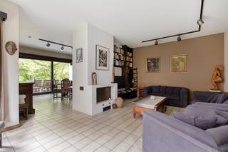 Zeer ruime en goed onderhouden gezinswoning met mooie tuin op een perceel van 714 m². Indeling als volgt; inkomhal met gastentoilet. Aangename leefruimte met zithoek, eetplaats en apart bureau. Aansluitend bevindt zich de keuken met koele berging. Dankzij de grote raampartijen in de leefruimte heb je van hieruit een mooi zicht op het overdekte terras en zonnige tuin. Eerste verdieping met 4 grote slaapkamers. Badkamer met ligbad, douche, toilet en wasplaats. De tweede verdieping beschikt nog over twee extra kamers die perfect kunnen dienen als slaapkamers, maar eveneens gebruikt zouden kunnen worden als hobbyruimte, speelkamer of bureau. Daarnaast is er nog een grote zolder aanwezig die extra bergruimte biedt. Dubbele garage. Centrale verwarming op aardgas. Zonnepanelen aanwezig. Zeer goed en centraal gelegen nabij het centrum van Puurs met alle voorzieningen. De woning is beschikbaar vanaf 1 februari 2027.