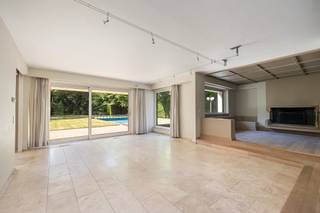 In de rustige en groene Kasteeldreef te Schilde vindt u deze ruime vrijstaande villa op een mooi perceel met zwembad, dubbele garage en veel potentieel. De woning is degelijk gebouwd en biedt een functionele indeling met volop ruimte voor een gezin, hobby of thuiswerk.<br />Op het gelijkvloers komt u binnen via een inkomhal met marmeren vloer. De leefruimte is ingedeeld in verschillende zones: een zithoek met haardvuur en zicht op de tuin, een verhoogde bar en een tweede leefhoek. Vanuit deze ruimtes is er directe toegang tot de tuin. De keuken kijkt uit op het groen en heeft eveneens een deur naar buiten.<br />Verder zijn er op het gelijkvloers een was- en droogberging met extra opbergruimte, een aparte zithoek met tuintoegang, een toilet met lavabo, en toegang tot de kelder. De kelderverdieping beschikt over meerdere droge kelders, een extra kast, wateraansluiting en de gasmeter.<br />Op de eerste verdieping bevinden zich drie ruime slaapkamers, een badkamer met dubbele lavabo en bad, en een apart toilet. De grote master bedroom heeft een ensuite badkamer (ligbad, dubbele lavabo), een aparte dressing en een terras. Op deze verdieping vindt u ook een vierde slaapkamer met een klein lavabootje, een sauna, douche en een tweede apart toilet.<br />De tuin is volledig omsloten en beschikt over een groot zwembad. Er is een ruime oprit met automatische poort en een inpandige garage voor twee wagens. Aan de zijkant van het huis is een aparte toegang tot bergruimte voor zwembadmateriaal. Daarnaast grenst er aan het huis een poolhouse met een vestiaire, opbergruimte, grote ontspanningsruimte, douche, toilet, lavabo en omkleedruimte.<br />Deze woning is solide, biedt veel mogelijkheden, maar vraagt hier en daar wat opfrissingswerken.