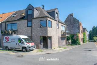 VALIMMAS verkoopt nabij het centrum van Asse deze rustig en residentieel gelegen opbrengsteigendom met 3 appartementen en garage...
Appartement A1 (± 61m² + terras, gelijkvloers) omvat een inkomhal, een living, een ingerichte keuken, een berging/wasplaats, een badkamer met ligbad, één slaapkamer en een ommuurd terras (± 10m²). EPC: 245 kWh/m² - energielabel C (UC: 20260502-0003860558-RES-1). Thans verhuurd sedert 26/09/2017 mits € 580,29 + lasten € 20/maand.
Appartement A2 (± 90m² + terras, duplex rechts) omvat een inkomhal, een toilet, een living met toegang tot het terras (± 3m²), een ingerichte keuken, een badkamer met ligbad, en twee slaapkamers. EPC: 359 kWh/m² - energielabel D (UC: 20260502-0003860569-RES-1). Thans verhuurd sedert 14/06/2017 mits € 938,53 + lasten € 25/maand.
Appartement A3 (± 96m² + terras, duplex links) omvat een een inkomhal, een toilet, een living met toegang tot het terras (± 3m²), een ingerichte keuken, een badkamer met ligbad, en drie slaapkamers. EPC: 175 kWh/m² - energielabel B (UC: 20260502-0003860572-RES-1). Thans verhuurd sedert 19/12/2019 mits € 750 + lasten € 25/maand.
Nog op het gelijkvloers: de gemeenschappelijke inkomhal, een dubbele garage en 2 bergplaatsen (elk ± 3m²), en een autostandplaats voor 1 (bestel)wagen in het voortuintje.
Actuele huuropbrengst = € 2.268,82/maand = € 27.226 per jaar.
Rustig gelegen nabij het centrum van Asse, met alle centrumfuncties binnen wandelafstand – Mobiscore 8,9/10 !