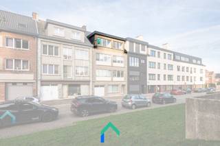 AlgemeenVlakbij het station van Zottegem vinden we dit lichtrijk appartement terug gelegen in een kleinschalig gebouw met 4 entiteiten.Het...