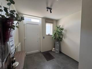 <p>Op een<strong> rustige locatie</strong> in Brakel bieden we deze <strong>instapklare woning</strong> uit 2021 aan, met een bewoonbare oppervlakte van 195 m² op een perceel van 335 m². De woning wordt <strong>deels bemeubeld</strong> verhuurd.</p><p></p><p>Op het gelijkvloers bevindt zich een <strong>lichtrijke leefruimte</strong> met een <strong>open, volledig uitgeruste keuken</strong>. De badkamer is voorzien van een kwaliteitsvolle afwerking. Achteraan de woning geniet u van een <strong>zuidwestgericht terras en een afgesloten tuin</strong>, ideaal om in alle rust te ontspannen.</p><p></p><p>Daarnaast beschikt de woning over een<strong> ruime garage en oprit</strong>, waardoor er voldoende parkeergelegenheid is. Dankzij de recente bouw en uitstekende energieprestaties, beschikt de woning bovendien over een EPC-label A.</p><p><br /><strong>Huurprijs:</strong> € 1.250/maand<br /><strong>Beschikbaar vanaf:</strong> onderling bespreekbaar.</p>