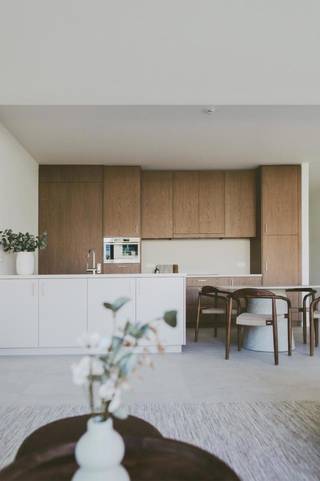 Welkom in Residentie De Grote Laak - Een warme thuis in het hart van Testelt
In het charmante Testelt vind je De Grote Laak: een kleinschalige residentie van 18 prachtige, nieuwe assistentiewoningen te koop, gebouwd door familiebedrijf Dockx.
- Prachtige flats -
Ontworpen met oog voor licht, ruimte en aangenaam wonen. Deze instapklare woningen met 1 of 2 slaapkamers bieden 72 m² tot 124 m² aan wooncomfort. Ook buiten is het heerlijk vertoeven. De ruime, zonnige terrassen tot maar liefst 63 m² vormen een heerlijke verlenging van je woning en bieden alle ruimte om in alle rust van het buitenleven te genieten.
Wat De Grote Laak écht bijzonder maakt? Elke woning heeft een eigen privé-buiteningang. Geen lange gangen of het gevoel van een klassiek assistentiewoningencomplex, maar vooral extra privacy, vrijheid en het warme gevoel van écht thuiskomen.
- Tarieven assistentiewoning -
Een stijlvolle nieuwbouwwoning met 1 slaapkamer is beschikbaar vanaf € 275.494 excl. kosten. Voor een woning met 2 slaapkamers starten de prijzen vanaf € 334.871 excl. kosten.
Inbegrepen in de vaste diensten:
- Oproepsysteem met permanentie van Z-Plus
- Organisatie van crisis- en overbruggingszorg door Z-plus
- Begeleiding door woonassistent
- Organisatie van supplementaire zorg en diensten
- Gebruik van gemeenschappelijke ruimtes
- Videoparlofoon
Er is ook een mogelijkheid tot het kopen van een ondergrondse parking en/of berging.
- Zorg en welzijn -
De woonassistent fungeert als vast aanspreekpunt. Hij verwelkomt jou en maakt je wegwijs in het gebouw. Een vertrouwd gezicht dat vaak ter plaatse aanwezig zal zijn en steeds bereikbaar is voor vragen en bezorgdheden.
Voor de professionele ondersteuning vonden we in Z-Plus de ideale partner die dezelfde visie deelt. Zij bemannen dag en nacht de noodcentrale met een gespecialiseerd team. Zo is hulp nooit ver weg wanneer je die nodig hebt.
De ruime assistentiewoningen hebben alle wooncomfort voor actieve senioren en zijn onmiddellijk beschikbaar.
- Locatie: Rinusveld 2-16 te Testelt
- Centrale rustige ligging
- Oppervlaktes van 72m² tot 124m²
- Ruime terrassen (gemiddeld 30m²)
- Erkend door Agentschap Zorg&Gezondheid
- 12% BTW + vrijstelling OV voor 10 jaar
- Startprijzen excl. kosten vanaf €275.000,-
Hebben wij je interesse gewekt? Neem dan snel contact met ons op!
jolien@dockx.com
+32 14 37 75 73