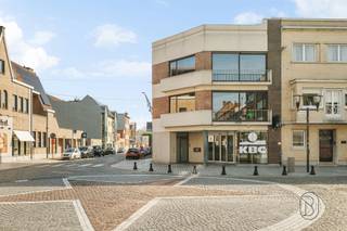 <p>Spacious, move-in-ready 4-bedroom apartment with an exceptional 63 m² terrace right in the center of Ronse, on the shopping street and within walking distance of the Grote Markt!<br /><br />LAYOUT: entry hall, separate toilet, spacious and bright living area (44 m²) with a fireplace and beautiful hardwood floors, fully equipped kitchen with separate dining area, and large terrace (63 m²). Upstairs: landing, bathroom with bathtub, shower, and double sink, and 4 spacious bedrooms (28 m², 20 m², 15 m², and 12 m²). There is also a very large basement (69 m²).<br /><br />What makes this property unique?<br />♦ prime location in the city center – spacious rooms – exceptional terrace – natural gas central heating – double-glazed windows – concrete vaulted ceilings – recently replaced boiler – no elevator and no homeowners’ association fees. Option to rent a garage.<br /><br />Who is this property ideal for?<br />♦ For families who want to live in a vibrant city.<br />♦ For couples who love space and comfort.<br /><br />For sale through Immo Beguin, your real estate expert since 2009. With offices in Ronse, Waregem, Kortrijk, Deinze, Tournai, and Lessines.<br />✉️ info@immobeguin.be<br />📞 +32 486 60 66 00</p>