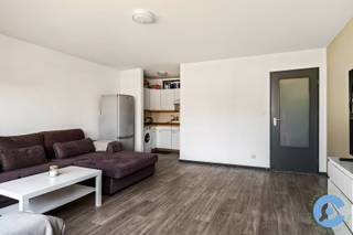 Op zoek naar een gezellig appartement met één slaapkamer op een centrale locatie in Deurne? Search no more!<br /><br />Gelegen op wandelafstand van winkels, scholen, horeca en openbaar vervoer geniet je hier van optimaal wooncomfort. Bovendien bereik je de Antwerpse Ring en het stadscentrum in een mum van tijd – ideaal voor wie mobiliteit belangrijk vindt.<br /><br />Het appartement bevindt zich op de tweede verdieping van het gebouw en omvat een inkomhal met directe toegang tot de aparte slaapkamer. De badkamer werd voorzien van een ligbad, toilet en lavabo. De woonkamer is zeer lichtrijk door de vele raampartijen en heeft een open keuken.<br /><br />Een uitstekende opportuniteit voor starters en investeerders die op zoek zijn naar een slimme investering!<br /><br />Heb je na het bekijken van de virtuele tour nog vragen? Of breng je graag een bezoek ter plaatse?<br /><br />Bel Dries op 0470/107 217.<br /> 