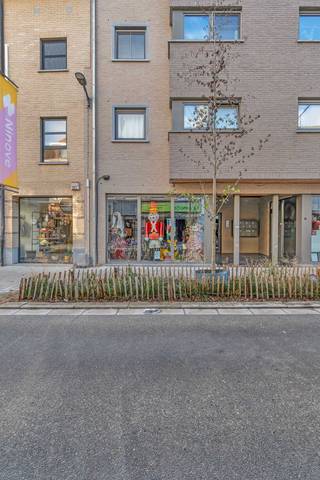 <p>Voor meer info of een bezoek, bel 054 69 39 37 - Dit <strong>goed gelegen handelspand</strong> bevindt zich in het <strong>centrum van Ninove</strong> en biedt een praktische en veelzijdige <strong>commerciële ruimte</strong> voor ondernemers, zelfstandigen of investeerders. Dankzij de centrale ligging en de goede bereikbaarheid is het pand vlot toegankelijk voor zowel klanten als leveranciers. Het gebouw werd opgetrokken in 2008 en verkeert in zeer goede staat. Recent werd <strong>het volledig herschilderd</strong>, wat zorgt voor een nette en verzorgde uitstraling. <strong>De energiezuinige constructie</strong> en <strong>de instapklare afwerking</strong> maken dat er geen bijkomende werken nodig zijn. De ruime en lichtrijke handelsruimte kan flexibel worden ingericht als open geheel of opgedeeld in verschillende zones, afhankelijk van het beoogde gebruik. Door de indeling is het pand geschikt voor uiteenlopende activiteiten zoals kantoorruimte, winkel, praktijk, showroom of vergaderruimte. <strong>De aanwezige kortparkeerplaatsen</strong> vlak voor het pand vormen een duidelijke meerwaarde in het stadscentrum en verhogen het comfort voor bezoekers. Daarnaast beschikt het handelspand over een kitchenette, berging, apart toilet en een technische ruimte. Achteraan is er <strong>een private autostaanplaats</strong>, handig voor eigen gebruik of leveringen. Verwarming gebeurt via een hoogrendementsketel en het pand is uitgerust met een alarmsysteem en camera’s. Een verzorgd en functioneel handelspand op een centrale locatie in Ninove, met diverse gebruiksmogelijkheden en <strong>onmiddellijk beschikbaar.</strong></p>