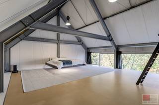 Unieke architectenwoning met stalen constructie en glazen achtergevel in Maasmechelen. Gelegen in een groene oase biedt deze woning een combinatie van luxe, moderne architectuur en duurzaamheid. De woning beschikt over flexibele indelingsmogelijkheden, inclusief de mogelijkheid tot 3 slaapkamers. Verder onderscheidt de woning zich door zijn volledig stalen constructie en een glazen achtergevel van circa 150 m², die een unieke verbinding creëert met de natuur.<br /><br />Woonoppervlak: 339 m²<br />Kelder + vliering: 134 m²<br />Perceel: 449 m²<br /><br />Bezichtig deze woning ook digitaal en 'loop' zelf door de woning. Kijk daarvoor op onze website of via:<br />my.matterport.com/show/?m=aGGyoHxzhsz<br /><br />INDELING<br /><br />Kelderverdieping: <br />- Ideale ruimte voor fitness, hobby's of een mogelijke 3e slaapkamer;<br />- Extra opslagruimte; <br /><br />Gelijkvloers:<br />- Inkomhal met imposante stalen schuifdeur; <br />- Gastentoilet en een complete badkamer met 2 wastafels en een douche; <br />- Ruime slaapkamer/ atelier (56 m²) met zicht op de tuin;<br /><br />1e verdieping: <br />- De woonkamer heeft toegang tot het terras via een groot schuifraam;<br />- Industriële keuken met 5-pit gasfornuis, oven, dubbele koelkast met vriesvak, dampkap, afwasmachine en airco;<br /><br />2e verdieping: <br />- Grote open ruimte met vliering en ruimte voor een dressing;<br />- Slaapgedeelte (56 m²) met zwevend bed en v.v. airco;<br />- Ensuite badkamer v.v. een douche, dubbele wastafel, toilet en aansluiting voor wasmachine en droogkast;<br />- Vliering met opslagruimte en CV-installatie; <br /><br />Tuin (NW): <br />- Verhoogd houten terras ter hoogte van de woonkamer; <br />- Tuin met twee vijgenbomen, kersenboom, Japanse esdoorn en perzikboom;<br />- Grasveldje met diverse beplanting;<br />- Afgesloten terrein met parkeerplaats voor vier auto's;<br /><br />Techniek:<br />- 30 zonnepanelen met groenestroomcertificaten;<br />- EPC label B;<br />- Verwarming via convectoren;<br />- Gascondensatieketel REMEHA + warmtepompboiler THERMOR recentelijk geplaatst in 2022;<br /><br />Energieprestatie en binnenklimaat (EPB-EPC)<br />Certificaat beschikbaar: ja<br />EPC certificaatnummer: 20220607-0001952356-RES-2<br />Berekende energiescore: (kWh/m²): 173, label B<br />Het certificaat is geldig tot en met: 07/06/2032<br />Elektrische installatie: conform<br /><br />Informatie stedenbouwkundige voorschriften:<br />STEDENBOUWKUNDIGE VERGUNNING: ja<br />MEEST RECENTE BESTEMMING: woongebieden<br />DAGVAARDINGEN UITGEBRACHT: nee<br />VOORKOOPRECHT OP DIT GOED: nee<br />VERKAVELINGSVERGUNNING: nee<br />WATERGEVOELIG OPENRUIMTEGEBIED: nee<br /><br />Overstromingsgevoelige gebieden:<br />Perceelscore of P-score: A<br />Gebouwenscore of G-score: A<br />Ligging in Signaalgebied: nee<br />Ligging in afgebakende oeverzone of afgebakend overstromingsgebied: nee<br /><br />A: geen overstroming gemodelleerd B: kleine kans op overstromingen onder klimaatverandering C: kleine kans op overstromingen D: middelgrote kans op overstromingen<br /><br />Beschermd erfgoed<br />GEÏNVENTARISEERD ERFGOED: nee<br />BESCHERMD ONROEREND ERFGOED: nee