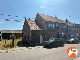 LEDE - Unieke projectgrond met ontwikkelingspotentieel en twee authentieke, te renoveren woningen op een ruim perceel van 57are <br /><br />In een rustige, landelijke omgeving nabij het centrum van Lede bieden wij u een uitzonderlijke eigendom aan met een zeldzaam combinatiepotentieel. De eigendom maakt deel uit van een voormalige hoevesite en omvat twee afzonderlijke woningen, elk met een eigen indeling en de mogelijkheid om na renovatie uit te groeien tot twee volwaardige gezinswoningen. De karaktervolle stallingen bieden bovendien tal van mogelijkheden voor opslag, hobby's of een herbestemming.<br /><br />Het absolute pluspunt van deze eigendom is het aanzienlijke ontwikkelingspotentieel. Volgens het verkavelingsconcept/stedenbouwkundig attest kunnen de bestaande woningen behouden blijven, terwijl de naastliggende gronden plaats bieden aan vier halfopen bebouwingen. De aangrenzende weilanden kunnen bovendien worden verdeeld en toegevoegd aan de bouwpercelen, ideaal voor wie droomt van extra buitenruimte, dieren aan huis, een boomgaard, wijngaard of andere landelijke invullingen.<br /><br />Ook de ligging is een absolute troef. U geniet hier van de rust en charme van het landelijke Lede, terwijl het bruisende centrum zich op slechts 800 meter bevindt. Scholen, winkels, openbaar vervoer en het station liggen binnen handbereik, terwijl de E40 op amper 5 kilometer een vlotte verbinding biedt naar Gent, Brussel en Aalst.<br /><br />Een eigendom met zoveel mogelijkheden komt zelden op de markt. Of u nu op zoek bent naar een interessant ontwikkelingsproject, een rendabele investering of een unieke woonplek met toekomstperspectief: deze site biedt alle ingrediënten om uw plannen werkelijkheid te maken.<br /><br />Voor meer informatie of een bezoek ter plaatse, kan u ons steeds contacteren: 053/60.65.66.