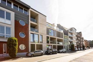 <p>Looking for a fully finished, high-quality newly built home at 6% VAT*? Then this is a great opportunity.</p>
<p>This property, with a generous living area of no less than 280 m², features high-end architecture and includes provisions for a private lift (wheelchair accessible) from the ground floor up to the third floor.</p>
<p>Ground floor: entrance hall (+ toilet), a bright space at the street side ideal for an office or professional practice, a (fully fitted) bathroom, storage room, and an additional (bed)room. Thanks to its versatile layout, this floor offers excellent potential for those looking for a ground-floor (wheelchair-accessible) practice space, office, etc.<br />There is also the possibility to purchase the property fully finished with the high-quality and stylish finishes listed below, as shown in the photos (of the adjacent finished home) in this advertisement.</p>
<p>First floor: open kitchen with living area providing access to a spacious terrace.<br />Second floor: lounge area, large bedroom, bathroom, and separate toilet.<br />From the third floor, you access the terrace from the bright bedroom with dressing room and shower room.</p>
<p>Currently, the property can still be purchased in “casco” condition (at the price mentioned in this advertisement), and the layout can be customized according to your wishes. Finishing price available upon request.*</p>
<p>Interested in a viewing or would you like more information?<br />Contact Pieter Cardoen at +32 475 36 12 52.</p>
<p>*Contact us regarding the conditions.</p>