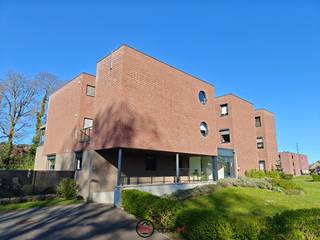 🏡 Appartement te huur in Genk – gelijkvloers wonen met tuin en overdekt terras<br /><br />Ben je op zoek naar een appartement te huur in Genk waar rust, buitenruimte en comfort mooi samenkomen? Dan is dit appartement aan de Maïsstraat 4 in Genk absoluut het ontdekken waard. Je woont hier in een rustige, groene omgeving en geniet tegelijk van een praktische indeling, twee slaapkamers en een fijne tuin met namiddag- en avondzon.<br /><br />Dit is zo’n plek waar je elke dag comfortabel thuiskomt. Het overdekte terras van 13 m² en het omheinde, onderhoudsvriendelijke tuintje van 55 m² zorgen voor extra leefruimte, zowel binnen als buiten. Ideaal als je graag buiten zit, maar geen grote zorgen wil over onderhoud.<br />Indeling<br /><br />Leefruimte en keuken:<br />Het appartement beschikt over een aangename leefruimte met veel contact naar buiten toe. Dankzij de directe aansluiting op het terras en de tuin geniet je hier van een open en luchtig gevoel.<br />Slaapkamers:<br />Er zijn 2 slaapkamers, wat dit appartement geschikt maakt voor koppels, kleine gezinnen of alleenstaanden die graag een extra kamer hebben als bureau, hobbyruimte of logeerkamer.<br />Buitenruimte:<br />Een grote troef is zonder twijfel het overdekte terras van 13 m², waar je ook op minder zonnige dagen gezellig buiten kan zitten. Aansluitend vind je het volledig omheinde tuintje van 55 m², onderhoudsvriendelijk aangelegd en perfect georiënteerd voor wie houdt van namiddag- en avondzon.<br /><br />Troeven<br />Overdekt terras van 13 m²<br />Omheinde en onderhoudsvriendelijke tuin van 55 m²<br />Genieten van namiddag- en avondzon<br />Ondergrondse parkeerplaats en berging inbegrepen<br />Gelegen in een rustige en groene woonomgeving<br /><br />Gemeenschappelijke kost: 90 € /maand<br /><br />Ligging &amp; omgeving<br />Dit appartement in Genk is gelegen aan de Maïsstraat 4, in een buurt waar je geniet van een aangename combinatie van rust en bereikbaarheid. De groene omgeving geeft meteen een prettig gevoel van ruimte en kalmte. Dat maakt dit een interessante keuze voor wie op zoek is naar een gelijkvloers appartement met tuin in Genk of een appartement met 2 slaapkamers in een rustige buurt.<br />Wonen in deze omgeving betekent comfortabel thuiskomen in een buurt waar je kan genieten van stilte, groen en privacy. Tegelijk blijft Genk een stad met tal van voorzieningen, winkels, scholen en vlotte verbindingsmogelijkheden binnen bereik. Voor wie graag rustig woont maar toch een goede uitvalsbasis zoekt, zit hier helemaal goed.<br /><br />Heb je interesse om dit pand zelf te ontdekken? Contacteer ons op verhuur@optie-m.be of plan je bezoek via onze website met de knop "Ik ben kandidaat". <br /><br />Wil je weten wat jouw woning waard is? Contacteer ons gerust via bovenstaande gegevens.