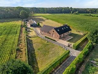 Villa moderne avec une surface habitable de 524m² sur un terrain d'environ 1ha avec dépendance d'environ 400m². La villa a été construite en 1980, mais récemment entièrement rénovée et rénovée! Bon score EPC de 49 kWh/m²/an (étiquette A). Elle comprend un salon spacieux, une cuisine ouverte spacieuse (cuisine à réaliser), 3 à 4 chambres à coucher, 1 salle de bain (possibilité de réaliser une 2ème salle de bain ainsi qu'une salle de douche supplémentaire, l'espace et les raccordements sont déjà prévus), 2 espaces bureau au rez-de-chaussée, une buanderie et suffisamment d'espace de rangement dans la maison. Sur le terrain, une dépendance d'environ 400m².<br /><br />En entrant dans le grand hall d'entrée avec toilettes pour invités, vous ressentirez immédiatement l'espace et la luminosité. Le salon dispose d'une belle salle à manger et d'un coin salon confortable. La cuisine ouverte est adjacente et doit encore être aménagée. Vous pouvez y faire votre propre chose! Adjacent à la cuisine se trouvent 2 espaces de rangement pratiques à utiliser comme garde-manger ou espace de stockage supplémentaire. Il y a également une cave d'environ 12m². Au rez-de-chaussée, 2 grands espaces bureau sont prévus mais peuvent également servir de chambre à coucher. À côté du hall d'entrée se trouve une buanderie spacieuse. Entrée arrière avec toilettes supplémentaires et espace séparé où vous pourriez éventuellement installer une douche.<br /><br />L'escalier en béton vous mène à l'étage. La chambre principale se trouve à l'arrière droit de la villa et bénéficie de placards encastrés supplémentaires et d'espace pour créer une salle de bains attenante. En outre, 2 chambres d'enfants très spacieuses et une salle de bain avec douche, baignoire, double lavabo et armoires de rangement.<br /><br />Le jardin est agréable grâce à son orientation sud et à sa vue dégagée. Sur le terrain se trouve une dépendance d'environ 400m².<br /><br />Caractéristiques exceptionnelles:<br />- Emplacement calme et rural avec une vue magnifique et situé au bout d'une impasse!<br />- Vide sanitaire sous la maison et cave d'environ 12m²<br />- Chauffage par le sol et refroidissement par pompe à chaleur disponible à la fois au rez-de-chaussée et au premier étage, chauffage et refroidissement par une unité de climatisation économe en énergie au premier étage.<br />- Bonne étiquette EPC A<br />- 2 citernes d'eau de pluie de 10 000 litres chacune ainsi qu'un puits de 200m de profondeur<br />- panneaux solaires de 12kVa<br />- enceintes acoustiques invisibles stealth acoustic intégrées, magnifiques pour écouter de la musique de cette manière dans la maison!