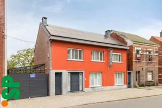 Ruime stadswoning op perceel van 3A 85CA. <br /><br />Indeling gelijkvloers: inkomhall met gastentoilet, zithoek met kachel, eetplaats, ingerichte keuken, wasplaats en berging.<br />Indeling 1e verdieping: nachthall, 4 slaapkamers, multifunctionele ruimte, badkamer (lavabo - ligbad - douche - WC) en dressing.<br />Ook is er een ruime bergzolder en voorraadkelder.<br /><br />De woning werd volledig verbouwd + gerenoveerd in 2001 en is in perfecte staat van onderhoud. De voorbije jaren werden er nog energetische ingrepen gedaan: nieuwe CV - ketel, installatie van 28 zonnepanelen, .. waardoor het huis een gunstige EPC - score heeft. <br />Voorts werd er in 2018 een personenlift geïnstalleerd wat mogelijkheden biedt voor mindervaliden, een kangoeroe - woning, ..<br />Ook is er een alarmsysteem + camerabewaking.<br /><br />Aan de achterzijde is er een mooi aangelegde tuin met tuinhuis én car - port. De car - port staat op een aparte (kadastrale) bouwgrond waar desgevallend ook nog op bijgebouwd kan worden. De tuin is tevens langs de rechterzijde bereikbaar via een gangpad.<br /><br />Door de grote bewoonbare oppervlakte en de indeling biedt dit pand mogelijkheden voor mensen met een professionele activiteit, nieuw samengestelde gezinnen, een kangoeroewoning, ..<br /><br />Centrale locatie op wandelafstand van de Markt en met een vlotte verbinding naar de uitvalswegen.<br /><br />EPC: 191 kWh / m².<br /><br />Nog vragen? Contacteer Immo SP op het nummer 014/59.10.20 of via info@immosp.be.