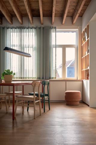 Het appartement wordt volledig bemeubeld verhuurd
en is afgewerkt met hoogwaardige materialen
zoals parket, stijlvolle verlichting, in-between gordijnen en maatkasten in elke ruimte.
De keuken is uitgerust met een
ingebouwde koelkast met diepvries, vaatwasser
en oven.
Extra troef is het aangename terras met glazen
schuifwanden, ideaal om het hele jaar door van te genieten.
Het appartement biedt een lichtrijke eetruimte met open keuken.
Een gezellige tv-hoek met comfortabel zitmeubel.
Het ingebouwde bureau maakt deze woonst perfect voor wie van thuis uit werkt.
Doorheen het hele appartement is er veel
opbergruimte.
De slaapkamer beschikt over een comfortabel
bed. Aansluitend is er een moderne badkamer
met douche en wastafel, een afgescheiden toilet en een praktische wasplaats,met wasmachine en droogkast .
Dit appartement is uitermate geschikt voor koppels ,
expats, tijdelijke professionals, of alleenstaanden die op zoek zijn naar een stijlvolle woonst.