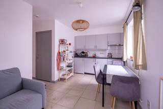 Zeer mooi afgewerkte nieuwbouw studio in het centrum van Antwerpen, vlakbij omliggende hogescholen. Rustig gelegen aan de achterkant op de 2e verdieping (geen lift) van een nieuwbouw. Beschikbaar vanaf 1 november. Indeling: Woonkamer (14m²) met open ingerichte keuken (kookvuur, dampkap, koelkast), badkamer met douche en toilet (4m²), slaapkamer (14m²). Voornamelijk geschikt voor één persoon. Maandelijkse kosten 75 € (provisie water en verwarming), elektriciteit met eigen meter. Afzonderlijke fietsenberging. Gemeenschappelijk terras op de binnenplaats. Aanwezige meubels kunnen overgenomen worden bij interesse.<br />Vraag je bezoek aan via: https://mijnhuurprofiel.be/property/943dbdfc-4314-45d0-a9f9-453bcd7ef5e0