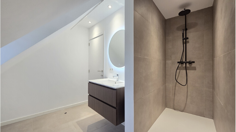 Ruim en volledig vernieuwd 2-slaapkamerappartement te huur in Brugge - foto 4